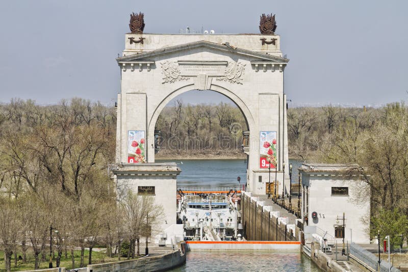 Esamini il primo canale dell'arco dell'ingresso nominato dopo Lenin immagini stock Esamini il primo canale dell'arco dell'ingresso nominato dopo Lenin immagini stock