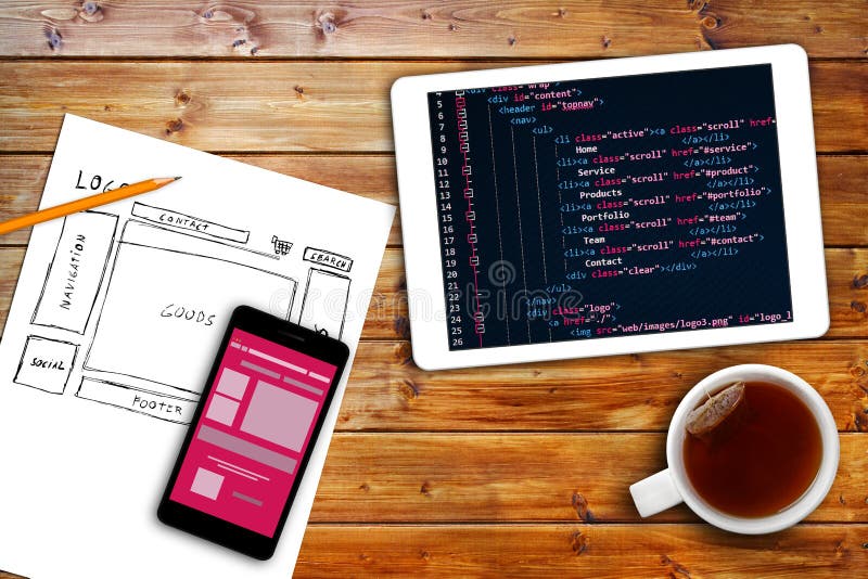 Esboço do wireframe do Web site e código de programação na tabuleta digital imagem de stock Esboço do wireframe do Web site e código de programação na tabuleta digital imagem de stock