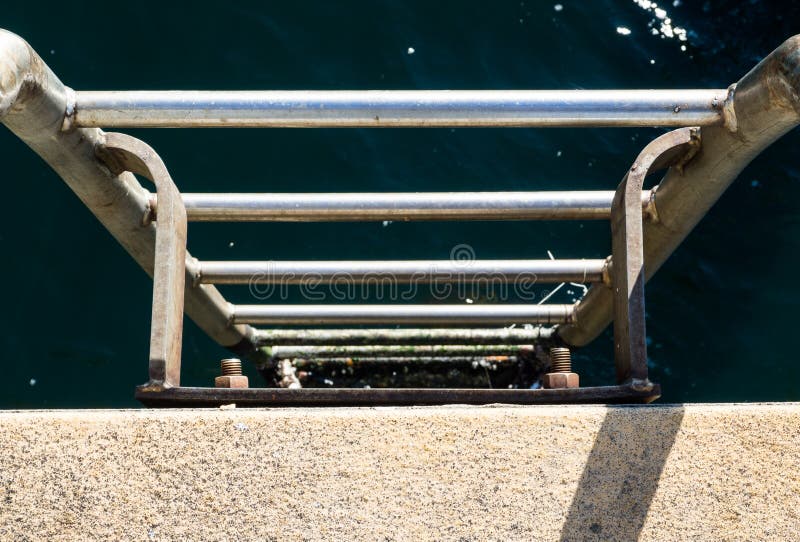 A escada de aço do cromo conduz em um oceano, água do mar profunda de Sydney Harbour foto de stock royalty free A escada de aço do cromo conduz em um oceano, água do mar profunda de Sydney Harbour foto de stock royalty free