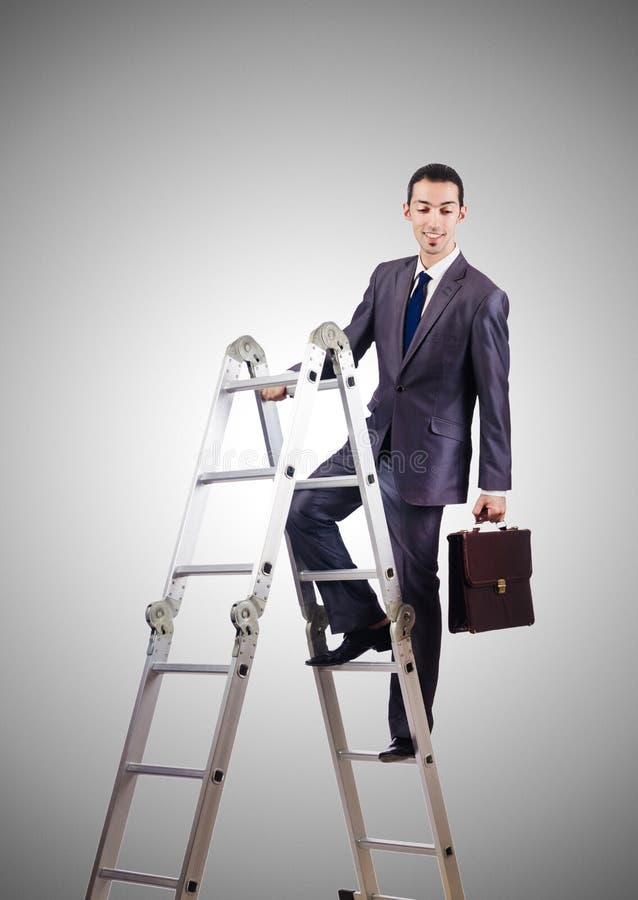 Escada de escalada da carreira do homem de negócios contra fotos de stock Escada de escalada da carreira do homem de negócios contra fotos de stock