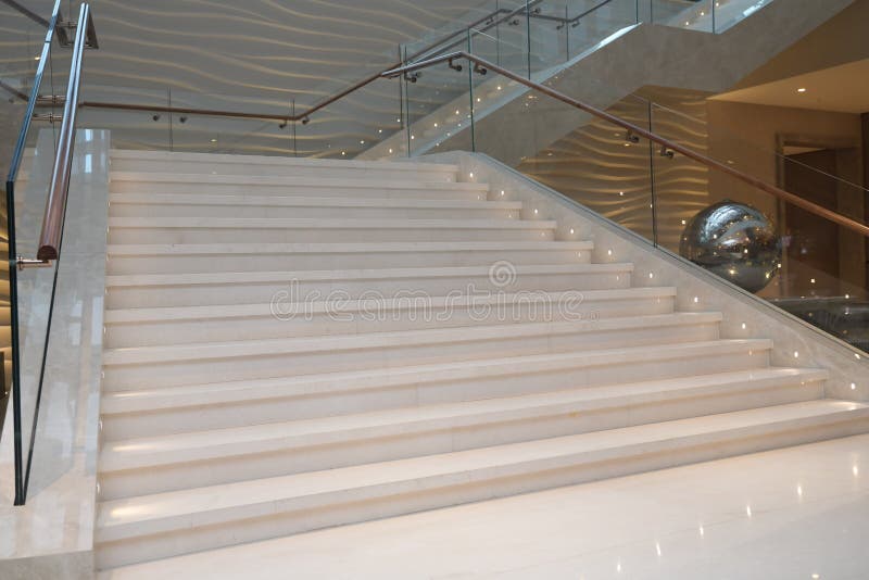 Escada de luxo dentro da construção. conceito moderno