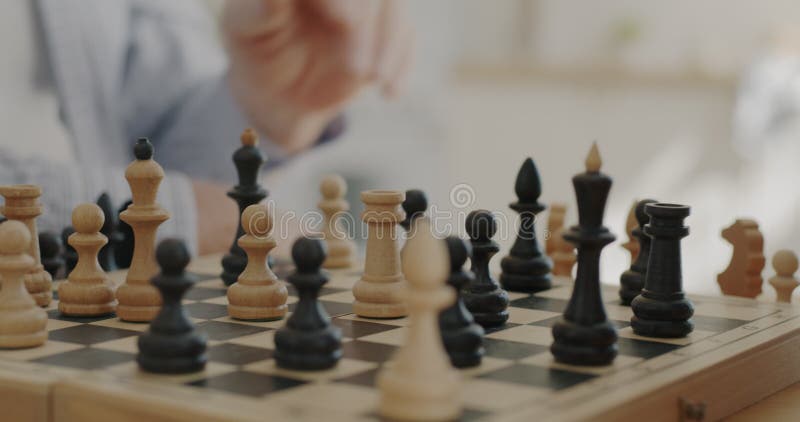 O jogo de xadrez começa com o movimento do peão branco, Banco de Video -  Envato Elements