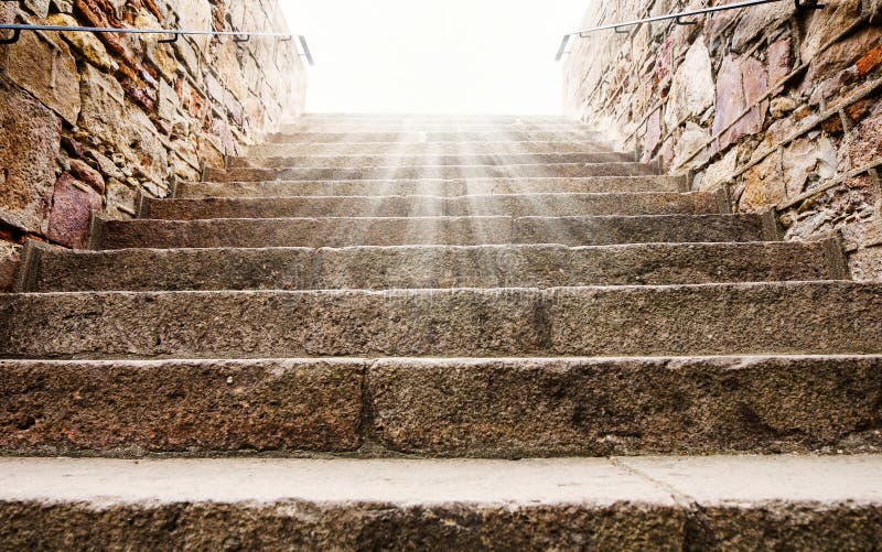 Escadas antigas de pedra, levando à luz do sol foto de stock royalty free
