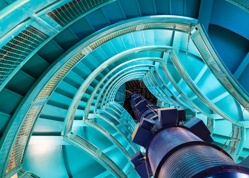 Escada em espiral azul moderna a partir de baixo