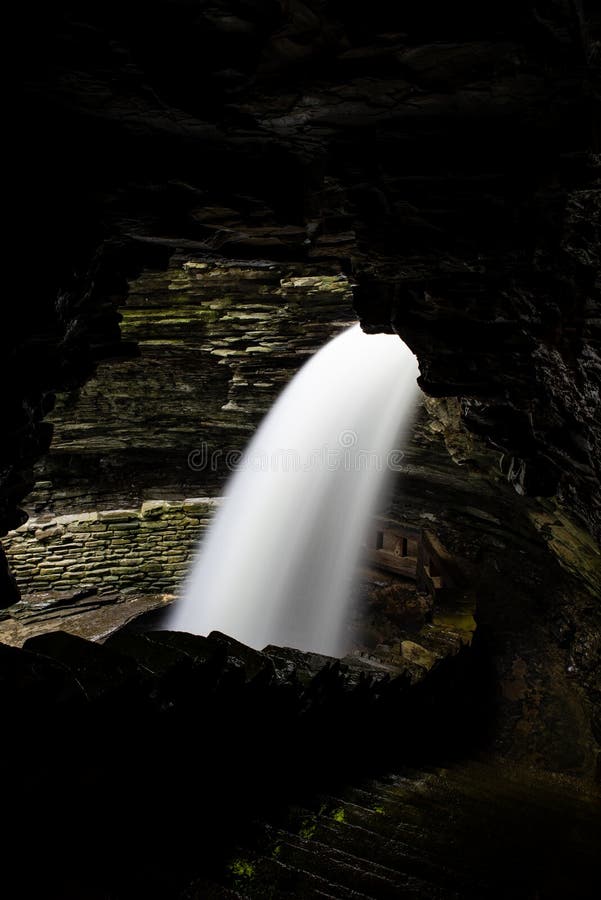 Escadaria & cachoeira - Watkins Glen State Park - exposição longa - cachoeira - New York imagem de stock Escadaria & cachoeira - Watkins Glen State Park - exposição longa - cachoeira - New York imagem de stock