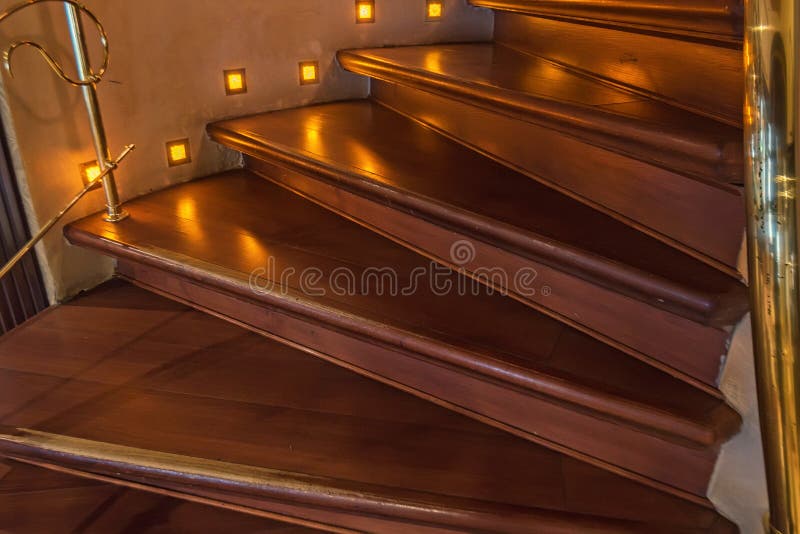 Escadaria de madeira de Brown imagem de stock Escadaria de madeira de Brown imagem de stock