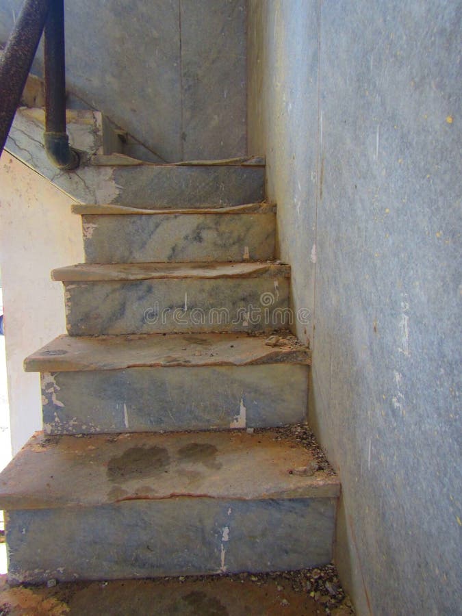 Escadaria de pedra que desintegra-se nas ruínas foto de stock Escadaria de pedra que desintegra-se nas ruínas foto de stock