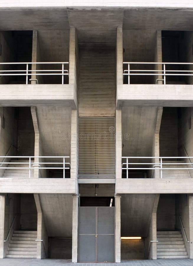 Escadarias concretas do brutalist angular simétrico com assoalhos e os trilhos múltiplos em uma grande construção moderna fotos de stock royalty free Escadarias concretas do brutalist angular simétrico com assoalhos e os trilhos múltiplos em uma grande construção moderna fotos de stock royalty free