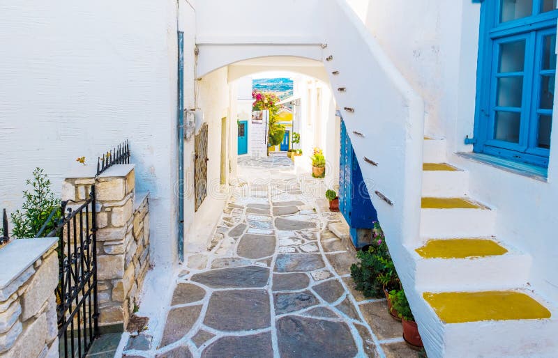 Escadas coloridas na rua estreita da vila de Lefkes imagens de stock Escadas coloridas na rua estreita da vila de Lefkes imagens de stock