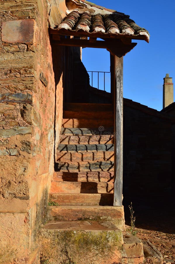 Escadas da entrada à biblioteca em Castrillo De Los Polvazares Arquitetura, história, Camino De Santiago, curso, rua Photograp fotografia de stock Escadas da entrada à biblioteca em Castrillo De Los Polvazares Arquitetura, história, Camino De Santiago, curso, rua Photograp fotografia de stock