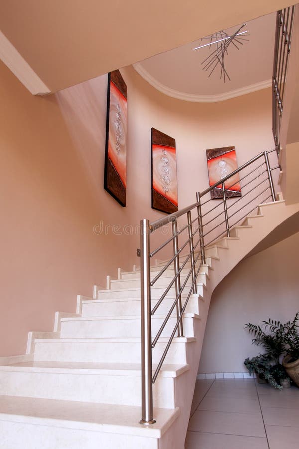 Escadas que conduzem do salão de entrada foto de stock royalty free