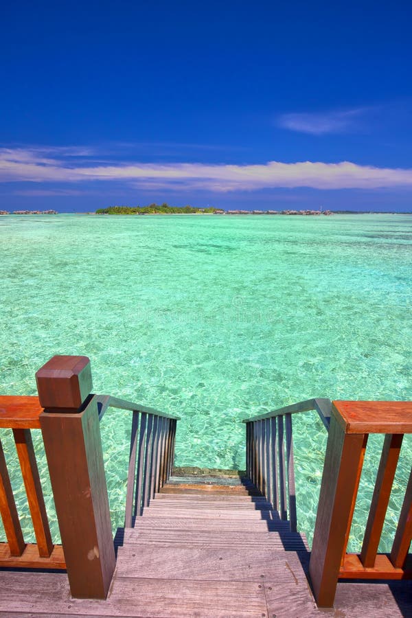 Escadas que conduzem à lagoa tropical imagens de stock