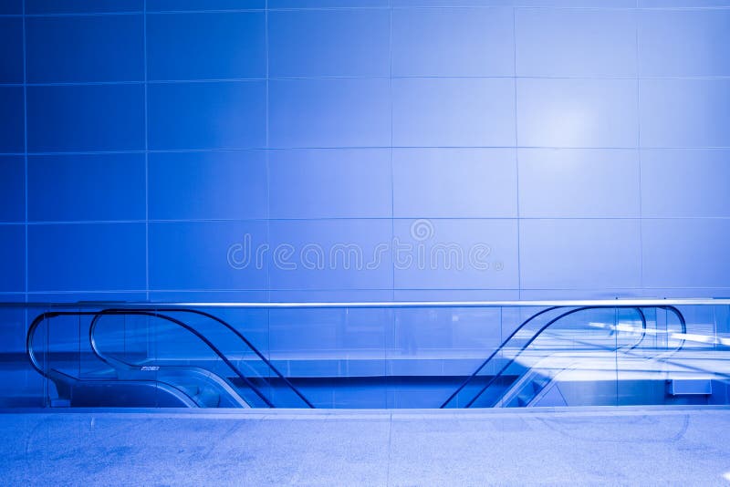 Escadas rolantes azuis no corredor fotografia de stock royalty free Escadas rolantes azuis no corredor fotografia de stock royalty free