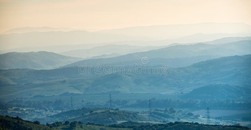 Escala de montanha distante fotografia de stock Escala de montanha distante fotografia de stock