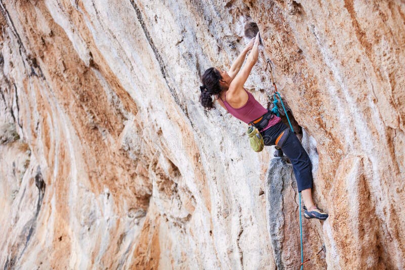 Escalador de roca femenino joven