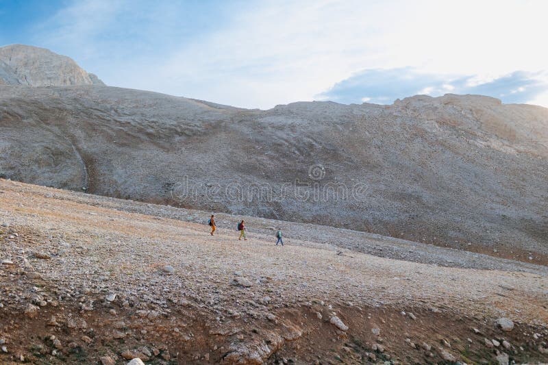 Escaladores con mochilas en las montañas. los turistas viajan por las montañas rocosas. recreación activa en senderismo de montaña foto de archivo libre de regalías