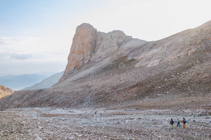 Escaladores con mochilas en las montañas. los turistas viajan a las montañas. recreación activa en la naturaleza. aventura en imágenes de archivo libres de regalías
