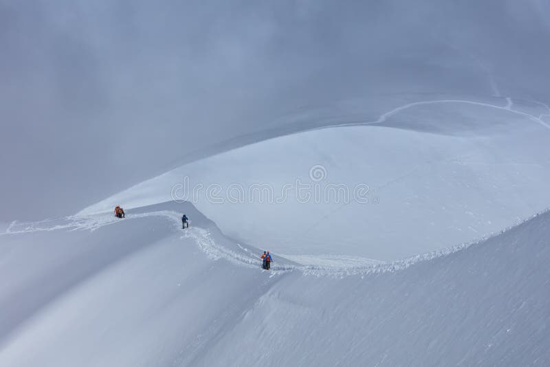 Escaladores en el macizo de Mont Blanc, Francia imagenes de archivo Escaladores en el macizo de Mont Blanc, Francia imagenes de archivo