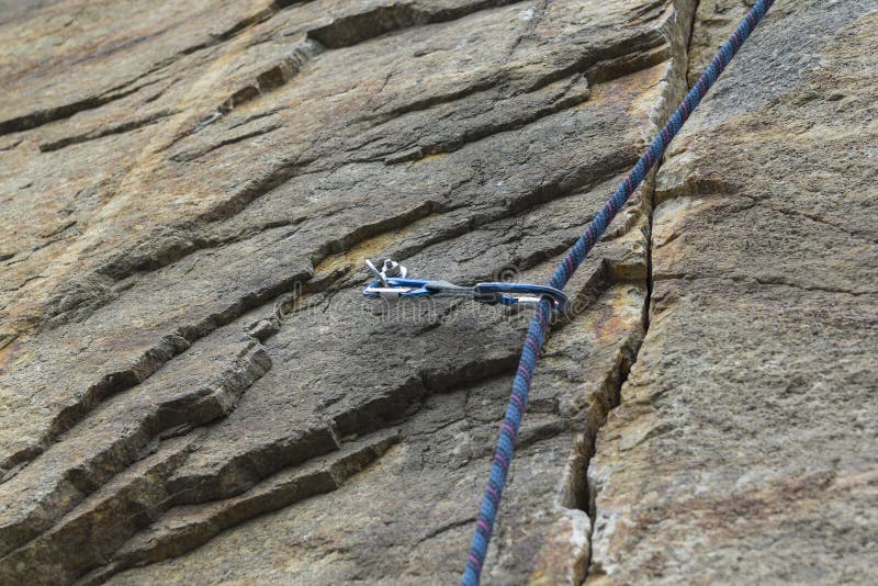 escalar Um parafuso de segurança rosqueou uma corda com uma carabina imagens de stock escalar Um parafuso de segurança rosqueou uma corda com uma carabina imagens de stock