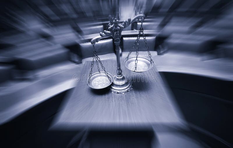 Escalas decorativas de justiça na sala do tribunal foto de stock Escalas decorativas de justiça na sala do tribunal foto de stock