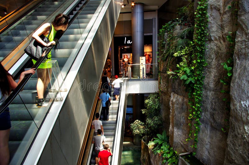 Escalator au centre commercial, Budapest, Hongrie photographie stock Escalator au centre commercial, Budapest, Hongrie photographie stock