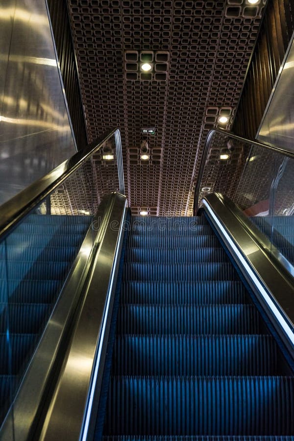 Escalator bleu d'or photographie stock Escalator bleu d'or photographie stock