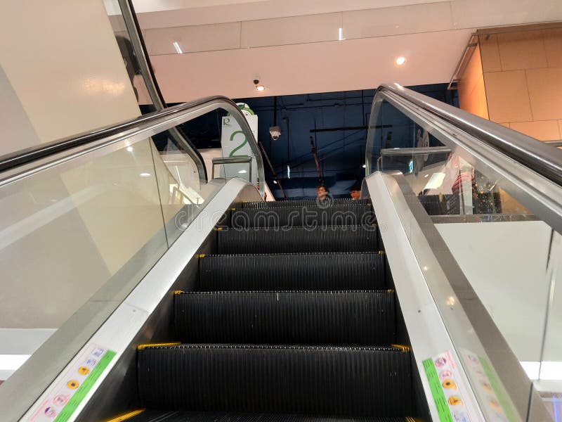 Escalator gaat naar de tweede verdieping in de winkel van Robinson stock foto Escalator gaat naar de tweede verdieping in de winkel van Robinson stock foto