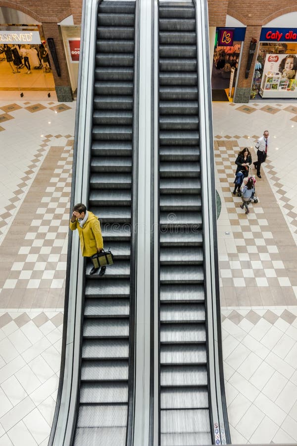 escalators immagini stock libere da diritti escalators immagini stock libere da diritti