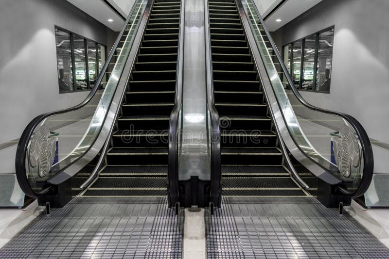 Escalators de luxe, modernes, avec un escalier qui semble bon avec la classe image libre de droits Escalators de luxe, modernes, avec un escalier qui semble bon avec la classe image libre de droits
