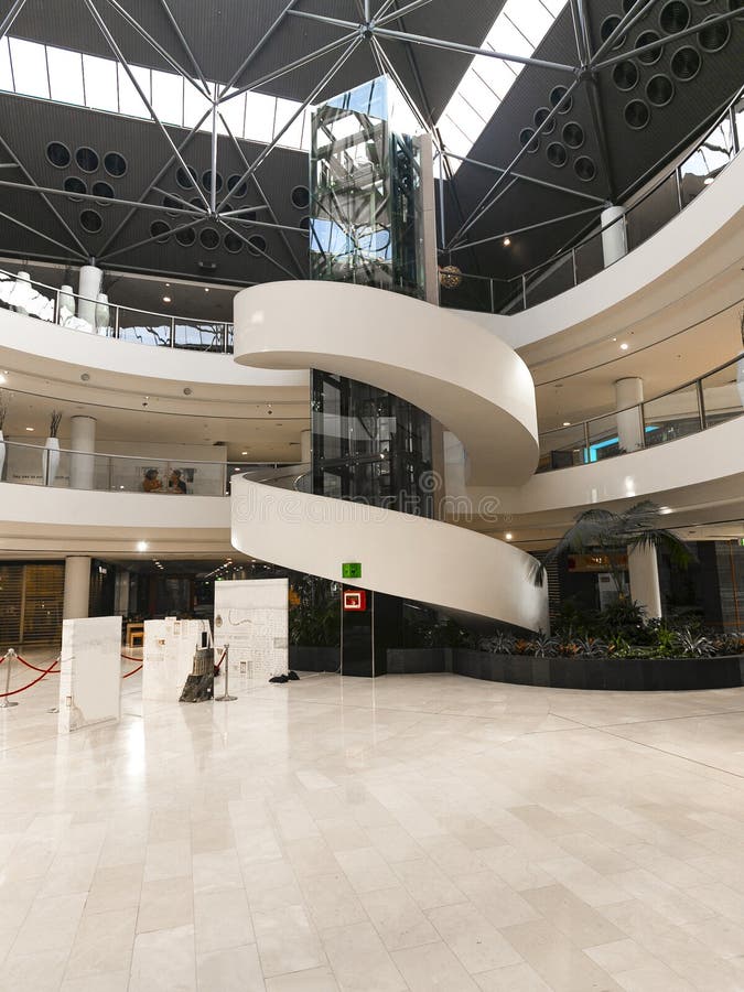 De Caracol Y Ascensor De Vidrio En El Centro Comercial Westfield Belconnen En Canberra Australia Imagen editorial - Imagen de luces, ilustrativo: