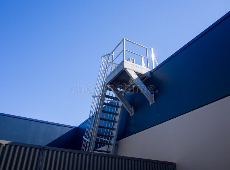 Escalera de fuego de acero de la jaula al top del tejado del edificio imágenes de archivo libres de regalías Escalera de fuego de acero de la jaula al top del tejado del edificio imágenes de archivo libres de regalías