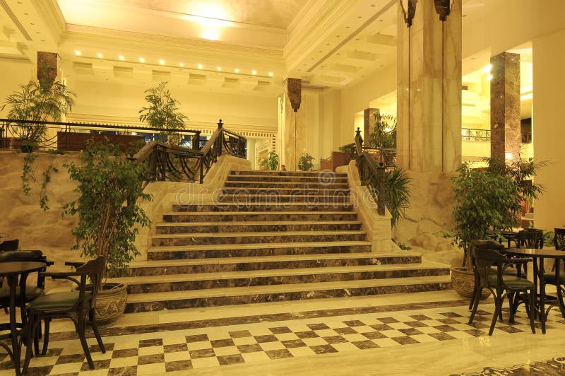 Escalera del hotel fotografía de archivo libre de regalías Escalera del hotel fotografía de archivo libre de regalías