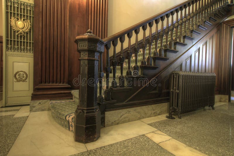 Escalera dentro del palacio de justicia histórico fotografía de archivo Escalera dentro del palacio de justicia histórico fotografía de archivo