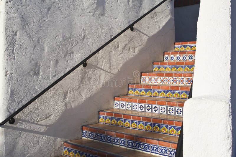 Escalera embaldosada colorida fotografía de archivo libre de regalías Escalera embaldosada colorida fotografía de archivo libre de regalías