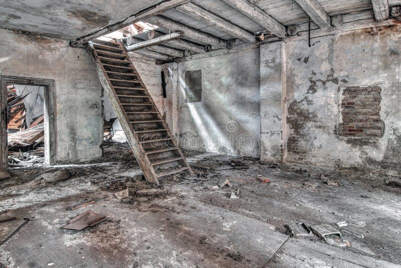 Escalera en el edificio abandonado y que desmenuza