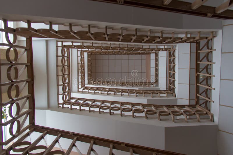 Escalera espiral con las verjas simples imagen de archivo Escalera espiral con las verjas simples imagen de archivo