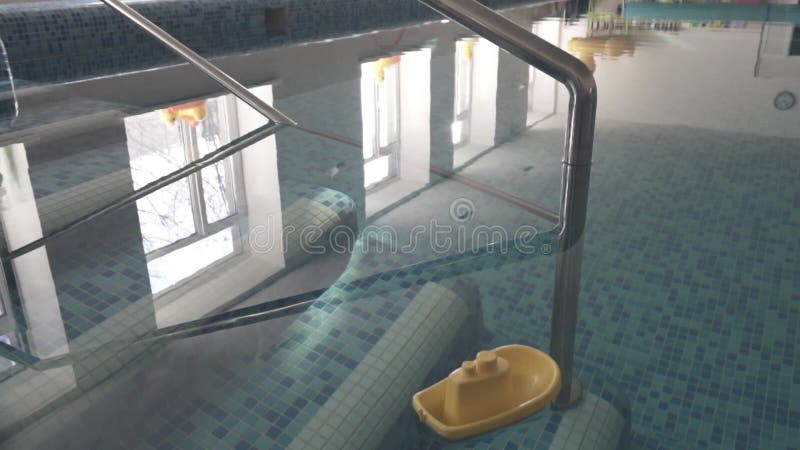 Escalera hacia la piscina luz de reflexión superficie de agua