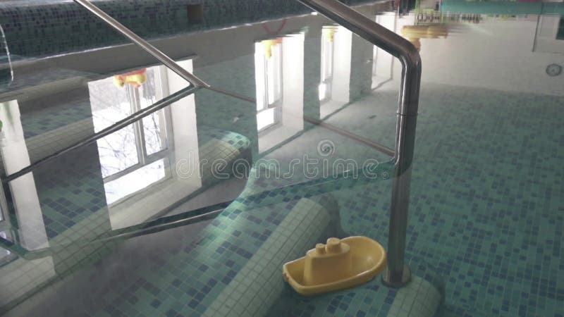 Escalera hacia la piscina luz de reflexión superficie de agua
