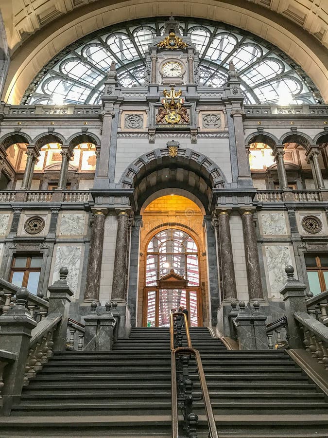 Escalera magnífica, ferrocarril central de Amberes, Bélgica fotografía de archivo libre de regalías Escalera magnífica, ferrocarril central de Amberes, Bélgica fotografía de archivo libre de regalías
