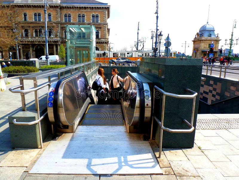 Escalera móvil en Budapest al nivel de la calle de la estación de metro fotos de archivo Escalera móvil en Budapest al nivel de la calle de la estación de metro fotos de archivo