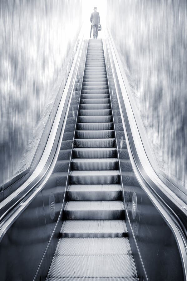 Escalera móvil futurista entre cascadas y un hombre en el top, con referencia a fotografía de archivo Escalera móvil futurista entre cascadas y un hombre en el top, con referencia a fotografía de archivo