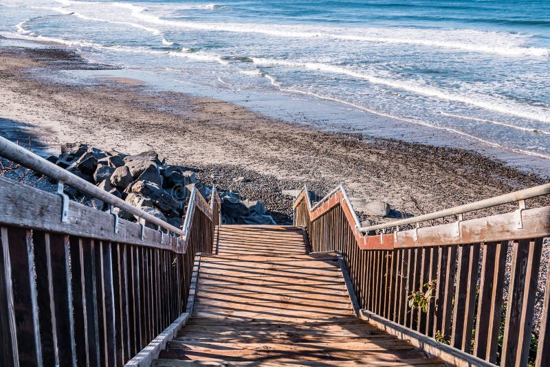 Escalera para el acceso de la playa en la playa de estado del sur de Carlsbad fotos de archivo Escalera para el acceso de la playa en la playa de estado del sur de Carlsbad fotos de archivo