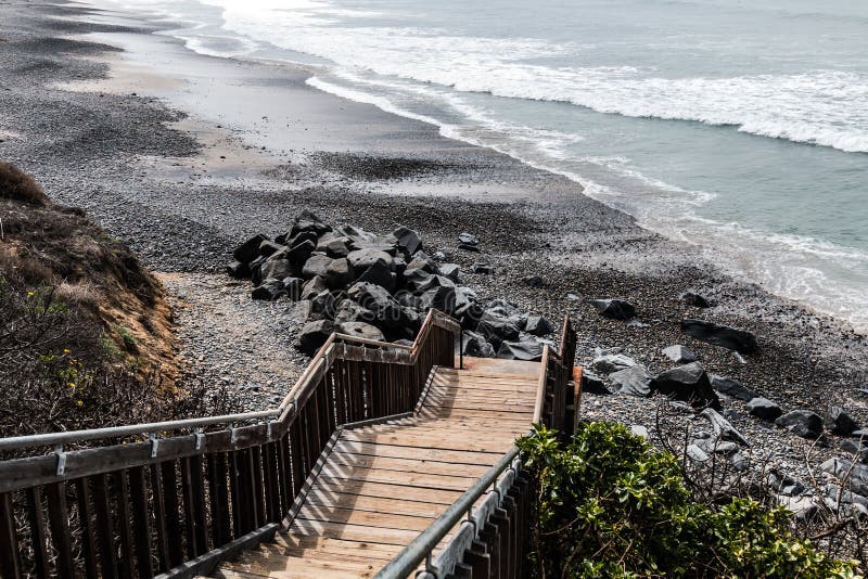 Escalera que lleva a la playa de estado del sur de Carlsbad imágenes de archivo libres de regalías Escalera que lleva a la playa de estado del sur de Carlsbad imágenes de archivo libres de regalías