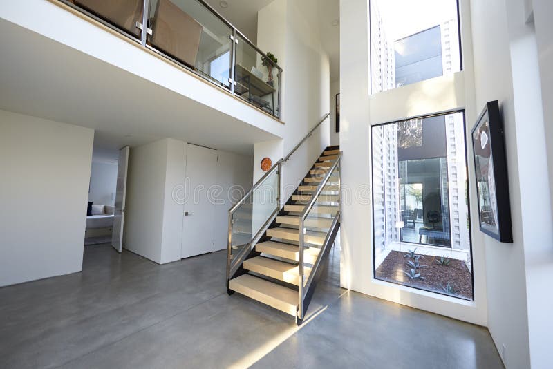 Escalera y vestíbulo en hogar vacío elegante y contemporáneo fotografía de archivo libre de regalías Escalera y vestíbulo en hogar vacío elegante y contemporáneo fotografía de archivo libre de regalías