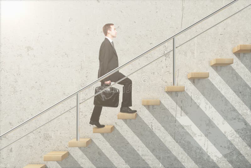 Escaleras de madera con el hombre de negocios fotografía de archivo libre de regalías Escaleras de madera con el hombre de negocios fotografía de archivo libre de regalías