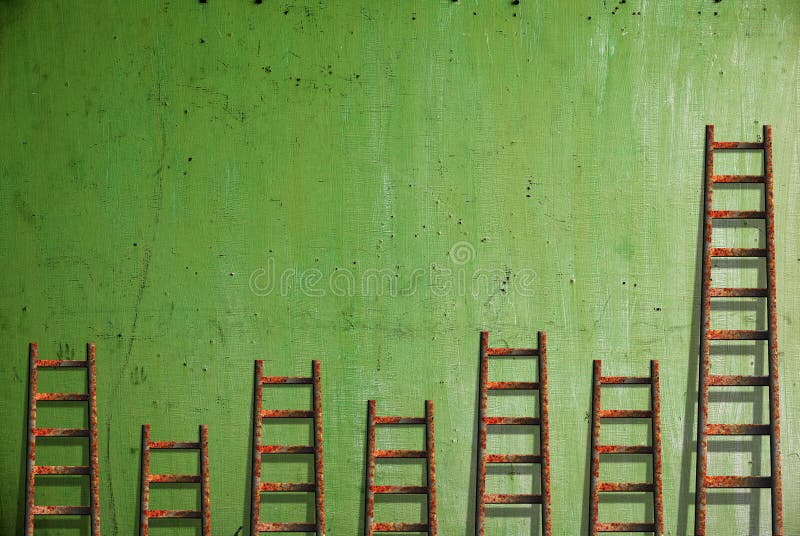 Escaleras en la pared verde imagen de archivo Escaleras en la pared verde imagen de archivo