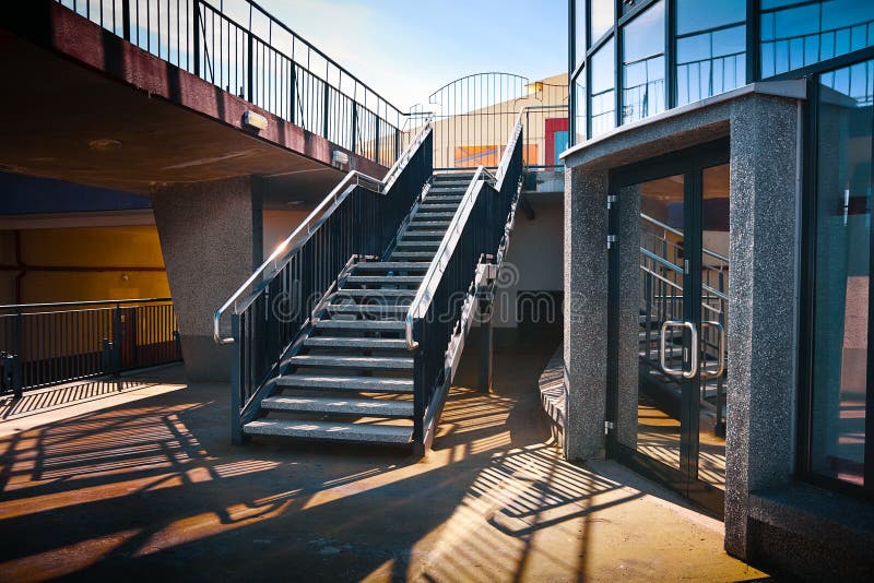 Escaleras en un estilo modernista