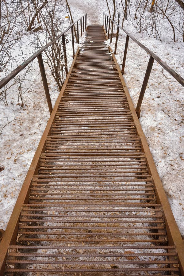 Escaleras oxidadas del metal que van abajo foto de archivo libre de regalías Escaleras oxidadas del metal que van abajo foto de archivo libre de regalías