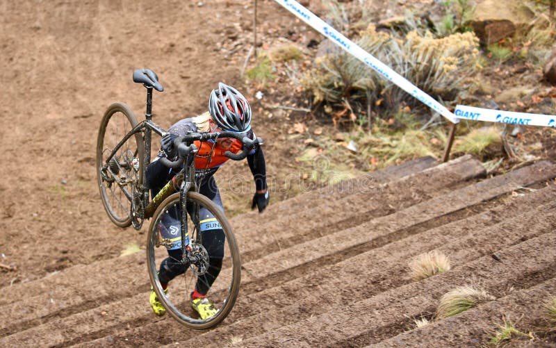 Escaleras que suben del ciclista en la cruzada cruzada 2016 en la curva Oregon fotos de archivo Escaleras que suben del ciclista en la cruzada cruzada 2016 en la curva Oregon fotos de archivo