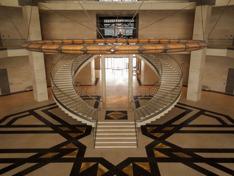 Escaleras simétricas del museo del arte islámico imagen de archivo Escaleras simétricas del museo del arte islámico imagen de archivo